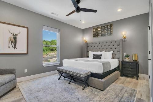 Postel nebo postele na pokoji v ubytování Private Pool- Fitness Room- Golf Cart- Arcades- Expansive Decks- Elevator! Golf Car too!