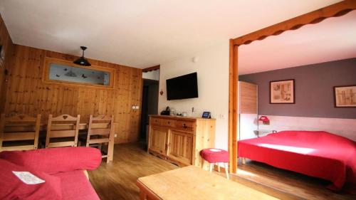 - une chambre avec un lit rouge et une salle à manger dans l'établissement Résidence Dame Blanche - DBA225 - APPT 1 CHAMBRE + CABINE - BALCON - 6 PERSONNES MAE-8991, à Narreyroux