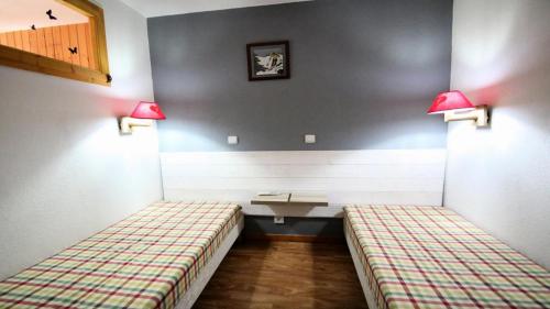 Cette petite chambre comprend 2 lits et un lavabo. dans l'établissement Résidence Dame Blanche - DBA225 - APPT 1 CHAMBRE + CABINE - BALCON - 6 PERSONNES MAE-8991, à Narreyroux