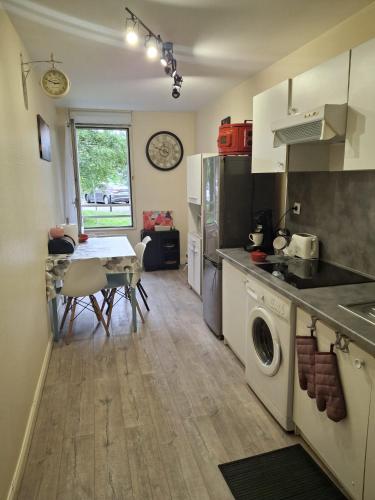- une cuisine avec lave-linge et sèche-linge dans la chambre dans l'établissement proche de la cité de l'espace, à Toulouse
