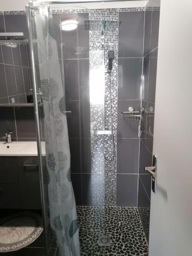 Ένα μπάνιο στο Appartement dans maison Catalane a Bages