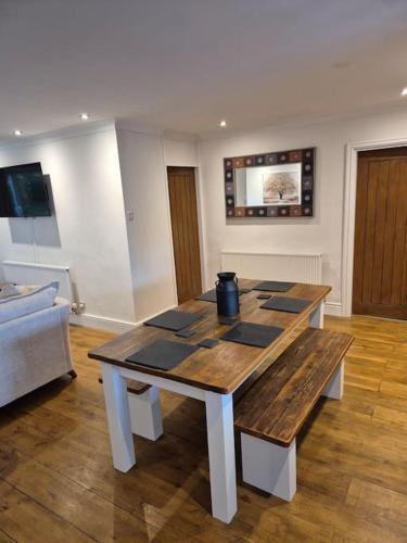 Televisyen dan/atau pusat hiburan di Top Floor Penthouse suite Near NEC BHX HS2
