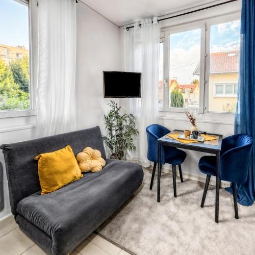 un salon avec un canapé et une table dans l'établissement Charmant studio vue dégagée et cuisine équipée, à Bobigny