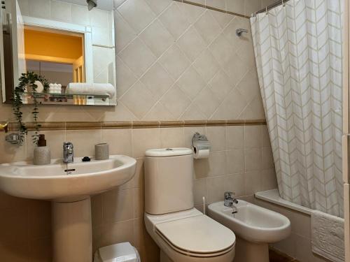 Phòng tắm tại Apartamento Isla Canela Los Cisnes