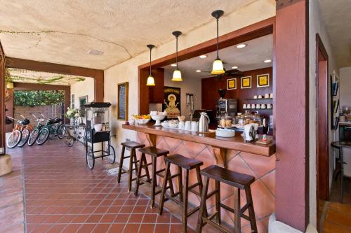 a kitchen with a bar with stools at La Maison Hotel - Adults Only in Palm Springs