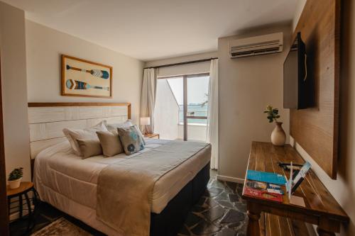 a bedroom with a bed with a view of the ocean at Hotel Villareal São Francisco do Sul in São Francisco do Sul