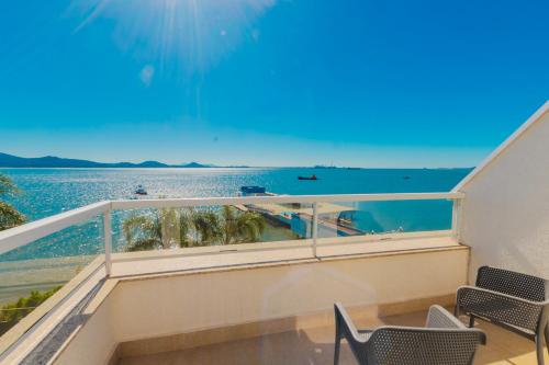 a balcony with chairs and a view of the ocean at Hotel Villareal São Francisco do Sul in São Francisco do Sul