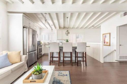 Φωτογραφία από το άλμπουμ του Walk 2 Beach, Parking, AC, WD,15min 2LAX,Remodel σε Manhattan Beach