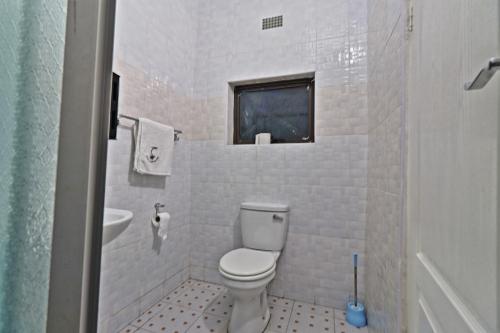 A bathroom at Ulemwaka Lodge