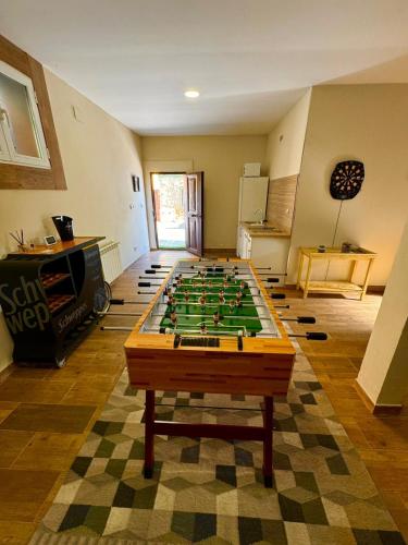 a living room with a table with avertisement at Olival 2 in Las Herreras