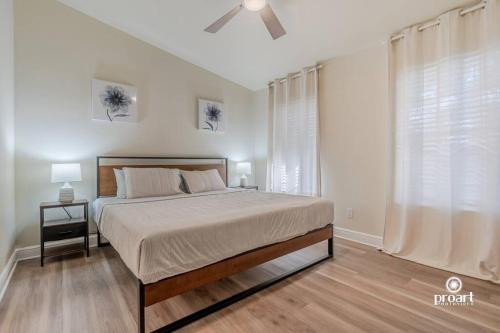 Giường trong phòng chung tại Cozy Condo Sunrise and Sunset