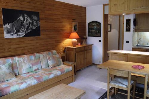 un salon avec un canapé et une table dans l'établissement Résidence Gebroulaz - GEBROULAZ 14 MAE-4451, à Les Allues