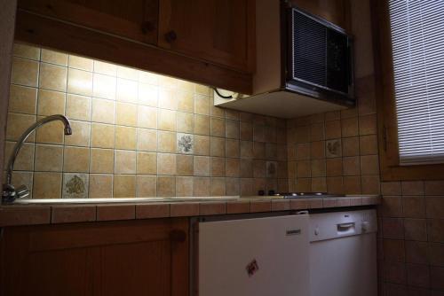 une cuisine avec un évier et un réfrigérateur dans l'établissement Résidence Gebroulaz - GEBROULAZ 14 MAE-4451, à Les Allues