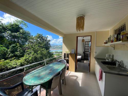Kuchyň nebo kuchyňský kout v ubytování Top Hill Hostel- Martinique- auberge dortoir