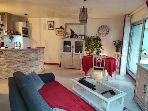 un salon avec un canapé et une table dans l'établissement Horizon, à Vannes