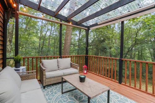 Balkoni atau teres di Forest Haven Cabin