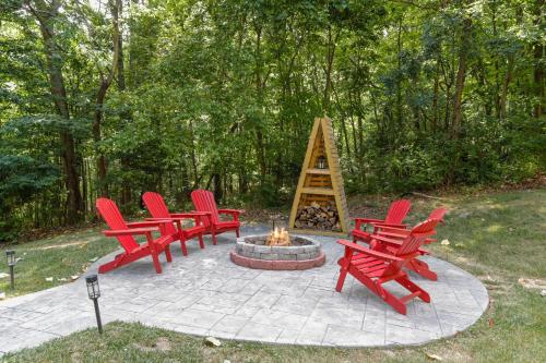 Taman di luar Forest Haven Cabin