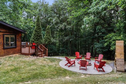 Taman di luar Forest Haven Cabin