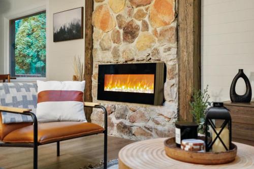 Ruang duduk di Forest Haven Cabin