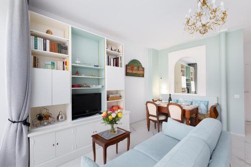 un salon avec un canapé et une salle à manger dans l'établissement Les Montgolfières, 2 Pièces, Porte de Versailles, à Paris