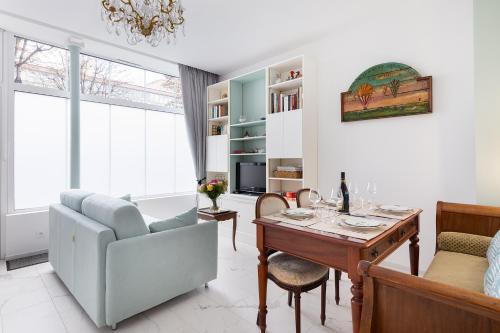 - un salon avec une table à manger et une chaise dans l'établissement Les Montgolfières, 2 Pièces, Porte de Versailles, à Paris