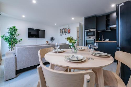 Un comedor y una sala de estar con mesa y sillas. en Lovely appartement proche Disney, en Vaires-sur-Marne