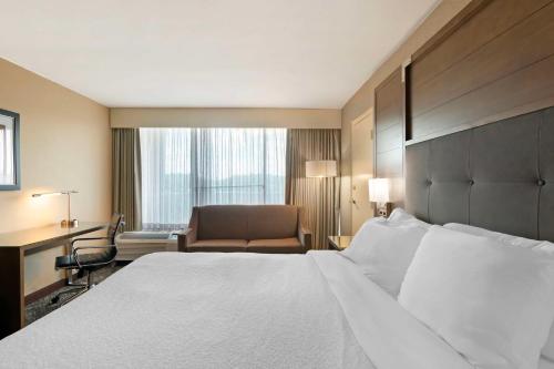 Best Western Plus Kansas City Sports Complex Hotelにあるベッド