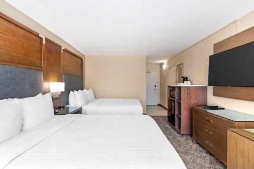 Best Western Plus Kansas City Sports Complex Hotelにあるベッド