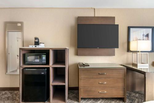 Best Western Plus Kansas City Sports Complex Hotelにあるキッチンまたは簡易キッチン