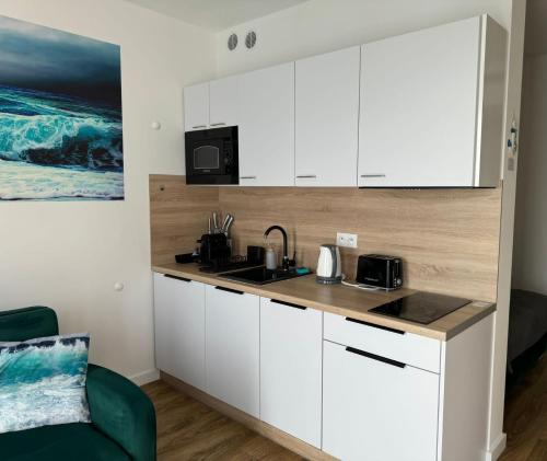 Cucina o angolo cottura di APARTAMENT BLUE II Sarbinowo Parking Basen Sauna