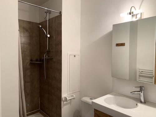une salle de bain blanche avec un lavabo et une douche dans l'établissement Résidence Armoise - Studio de 18m2 pour 2 personnes avec petite veranda MAE-5924, aux Menuires