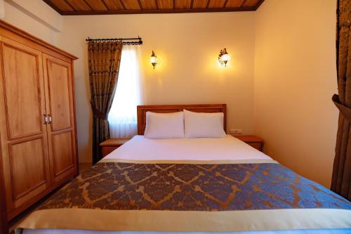 a bedroom with a bed and a window at Cappadocia Villa Comfort in Nevsehir