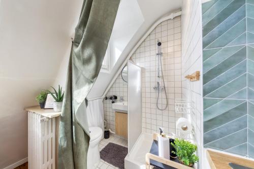 a bathroom with a shower with a toilet and a sink at Le Végétal - Cosyloc Agency - Centre historique in Vincennes