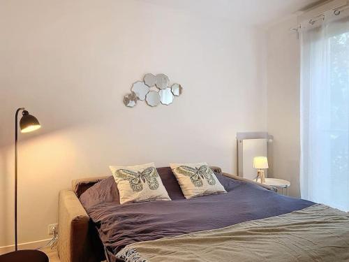 une chambre avec un lit avec deux oreillers dessus dans l'établissement Appartement cocon entre Paris et Disneyland, à Noisy-le-Grand