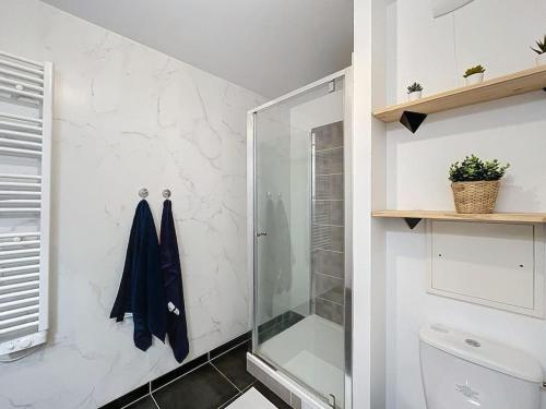 une salle de bain avec une douche en verre et des toilettes dans l'établissement Appartement cocon entre Paris et Disneyland, à Noisy-le-Grand