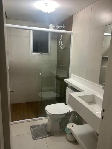 a bathroom with a toilet and a shower and a sink at Perto Hospital AC Camargo Metro Vergueiro - feito retrofit 2024 in Sao Paulo