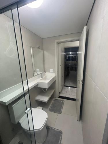 a bathroom with a toilet and a sink and a mirror at Perto Hospital AC Camargo Metro Vergueiro - feito retrofit 2024 in Sao Paulo