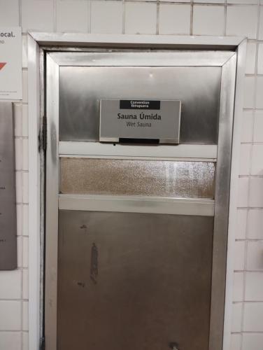 a sign that says santa claus wet service above a door at Lindo Flat Particular em Moema em incrível Hotel administrado por gestora americana in Sao Paulo