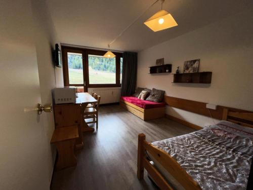 une chambre avec un lit, un bureau et une table dans l'établissement Résidence Le France - Studio 3 personnes Plagne Centre MAE-4884, à La Plagne Tarentaise