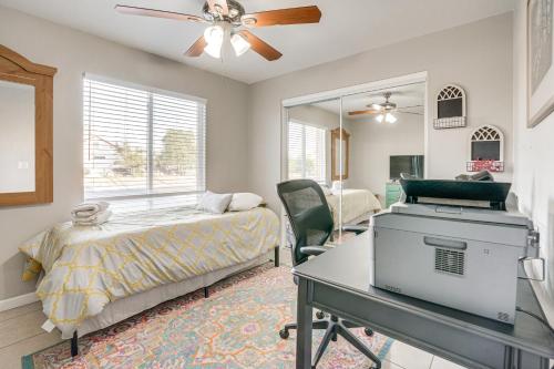 Giường trong phòng chung tại 8 Mi to State Farm Stadium Glendale Home with Grill