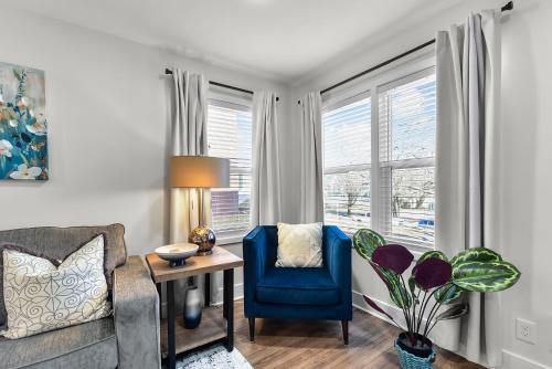 Χώρος καθιστικού στο Contemporary Blue Oasis Apt 1