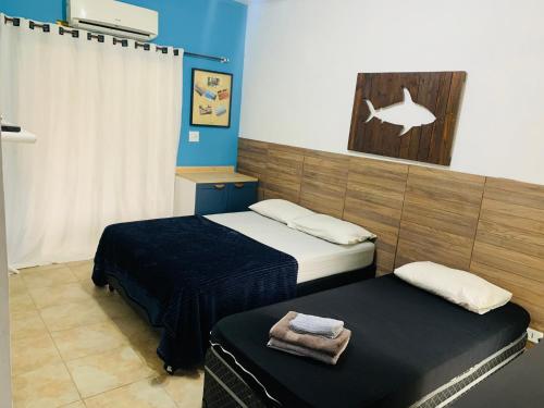 伯迪亚哥SUÍTE PRIVATIVA RIVIERA & ITAGUARÉ 100mts de 2 praias!的一间有两张床的房间
