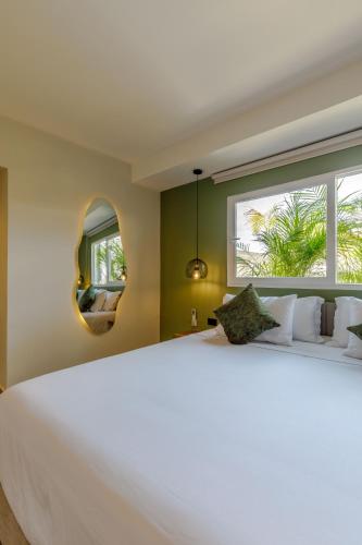a bedroom with a large white bed and a window at De la cruz Studio Apartments in Cartagena de Indias