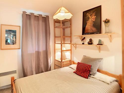 a bedroom with a bed and a window and a shelf at Résidence Murgers - Appartement lumineux · A proximité des pistes · Balcon MAE-3004 in Saint-Martin-de-Belleville