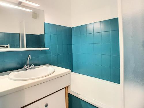 a bathroom with a sink and a tub and a mirror at Résidence Murgers - Appartement lumineux · A proximité des pistes · Balcon MAE-3004 in Saint-Martin-de-Belleville