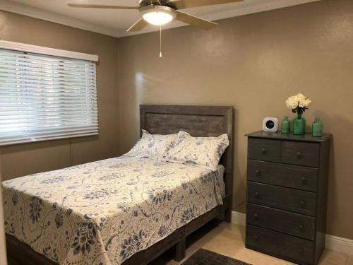 Llit o llits en una habitació de Mango Leaf