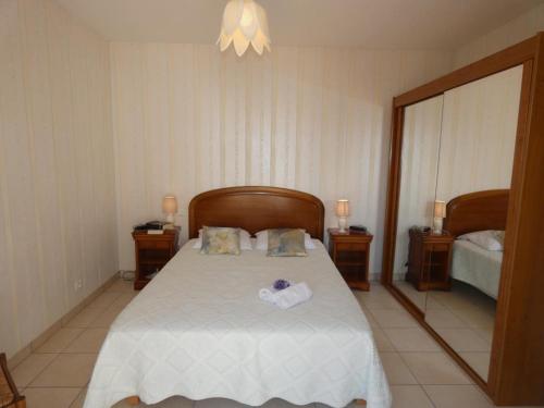 Posteľ alebo postele v izbe v ubytovaní Maison familiale 94m² à 1,2km des plages - Jardin clos, 3 chambres, terrasse équipée - FR-1-540-255