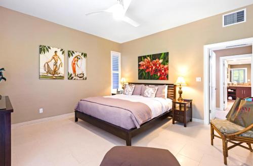 卡普鲁亚KBM Resorts FREE CAR Kapalua Bay Villa Oceanfront 1-Bedroom Condo with Amazing views KBV-30G2的带床和椅子的卧室