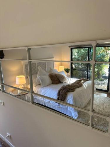Ένα ή περισσότερα κρεβάτια σε δωμάτιο στο White Pebble - stylishly curated 4 bedroom home