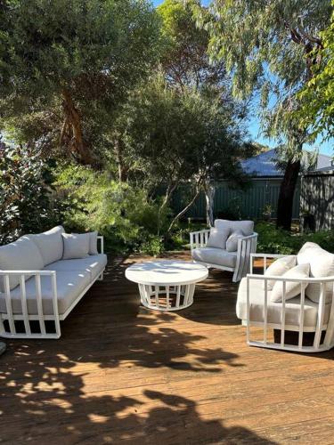 Κήπος έξω από το White Pebble - stylishly curated 4 bedroom home